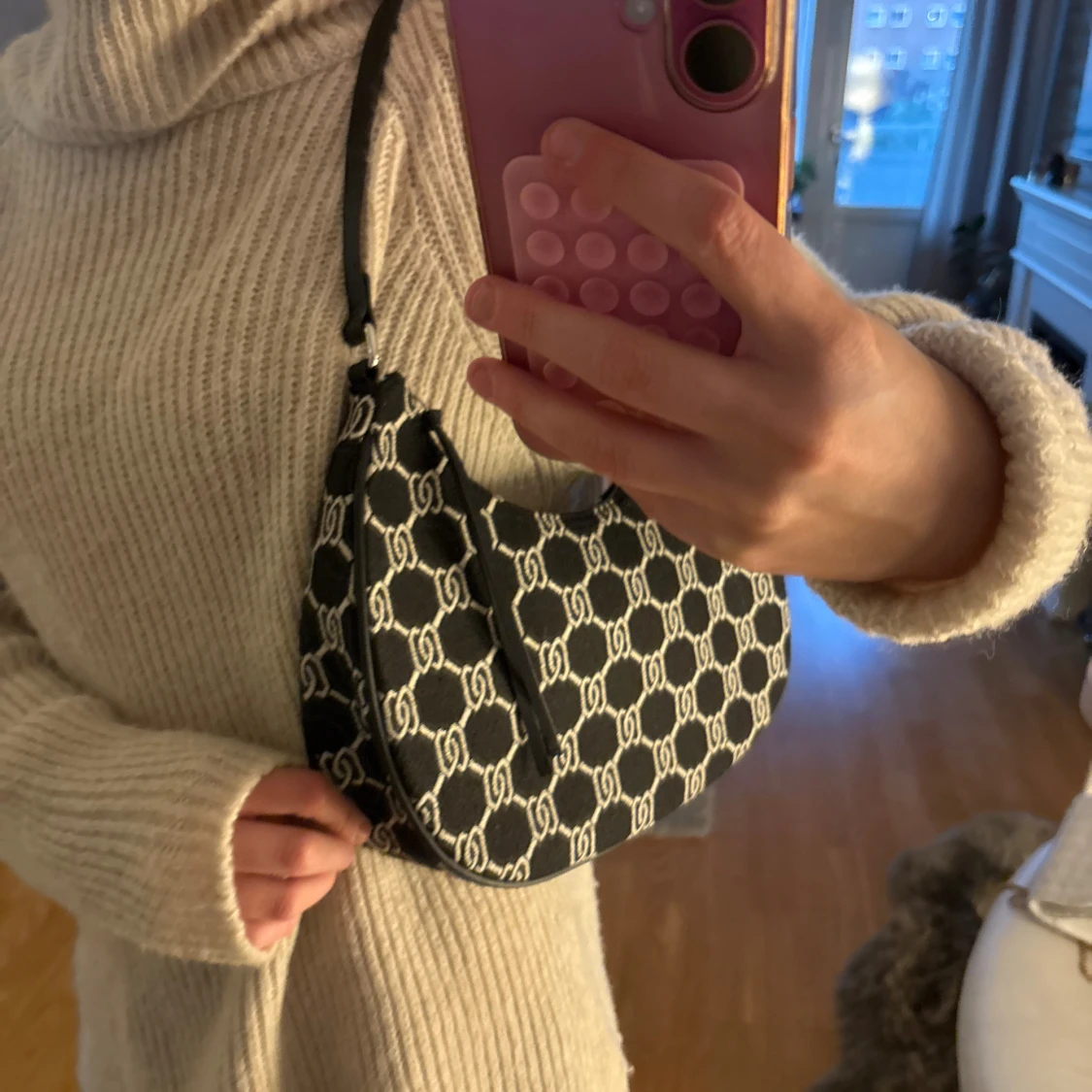 Svart och vit axelväska med mönster - 2