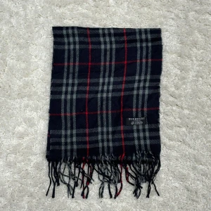 Burberry scarf - Burberry scarf mörkblå | Skick - 9/10 - Mycket bra | 100% Cashmere | Äkta | Storlek - 150cm | Nypris - 4600kr | Hör av er om ni vill ha fler bilder 🙌