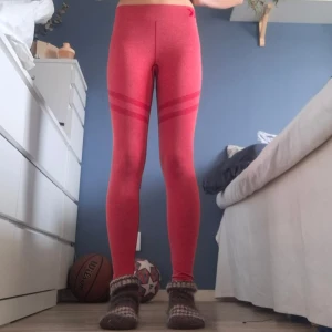 Rosa seamless leggings från lager 157 Funktion - Säljer ett par rosa seamless leggings från lager 157 Funktion. De har hög midja och är tillverkade i ett stretchigt syntetmaterial som sitter tight och bekvämt. Snygga detaljer med olika stickningar och mönster längs benen. Har en liten defekt på höger ben vid vaden(inget som inte går att fixa)