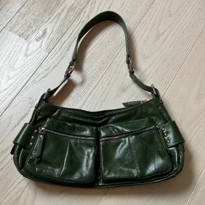 Väska  - Säljer en skitcool väska från white flirt som är i jättebra skick, inga defekter osv. Säljs inte längre och jätteunik 💗