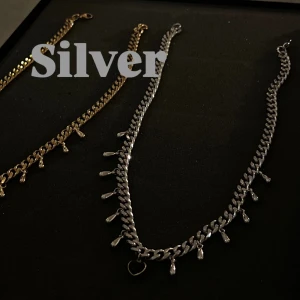 SILVER Elwima halsband  - SILVER! Den säljs också i guld, om du vill köpa i guld kolla dom andra annonserna och köp där det står guld !🩶🩶🩶 Kedjan är 45cm lång!