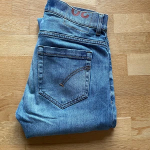 Ljusblå dondup George jeans - Säljer ett par ljusblå dondup George jeans i storlek 30. Ny pris är ca 3500kr, mitt pris är 799kr! Hör av dig vid funderingar!