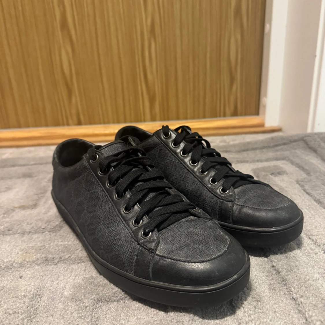 Svarta sneakers från Gucci med monogram - 4