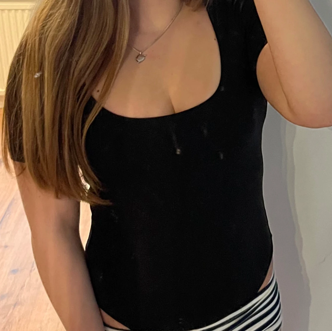 Svart body med rund hals