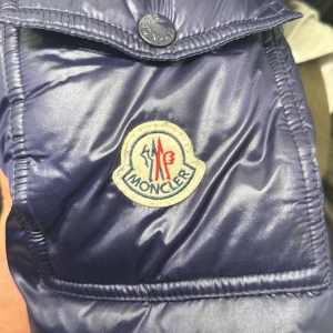 Moncler pufferjacka med huva - Snygg mörkblå Moncler Maya. Perfekt fram mot vintern. 