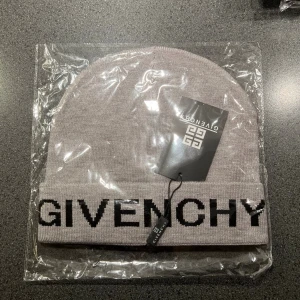Givenchy mössa - Helt ny