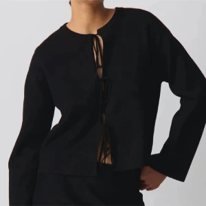 Svart kofta med snörning från Gina Tricot - Sparsamt & knappt använd, men så fin!! Storlek L men passar mig som vanligtvis bär S/M super💞