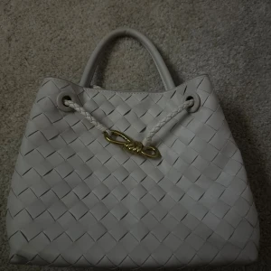 Bottega veneta väska  - Säljer min fina creme vita bottega veteta väska. Det är smal modellen så den är 25cm bred. Perfekt till vardags. Har inget fysiskt kvitto då jag fått den. Men allt annat följer med, kort, bottega veneta dust bag. 