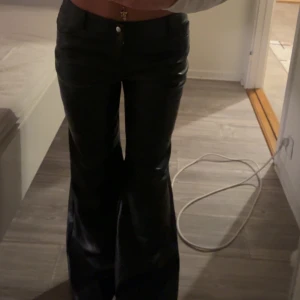 Svarta wide skinnbyxor - Snygga svarta byxor från Gina skinnbyxor med wide fit och hög midja. Helt nya med prislapp aldrig använda endast testade.