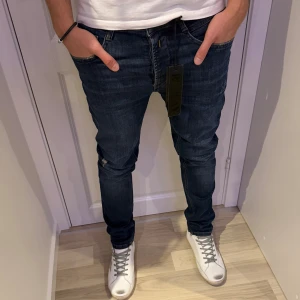 Replay hyperflex - Sprillans nya replay jeans. Modell: Hyperflex✔️ Skick 10/10✔️ Mått: Längd: 102cm Midja: 39cm✔️ Trendiga jeans✔️Vid minsta fundering kontakta oss✔️ 