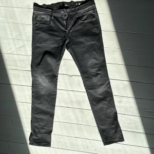 Replay anbass - Säljer dessa svarta Replay anbass jeansen i storlek 34/32. Priset går att diskutera  Tar emot byten