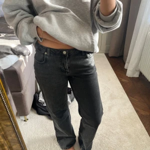 Gråa jeans från NA-KD - Bra skick utöver att de är lite slitna långst ner eftersom de är lite för långa för mig, är 168cm lång
