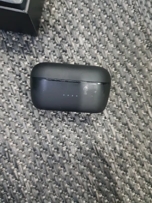 Supra Zero-TX True Wireless - Supra Zero-TX True Wireless hörlurar med laddningsetui. Trådlös frihet och hög ljudkvalitet. Produkten ser ut att vara i gott skick med mindre ytliga repor på etuiet. Originalförpackning medföljer.