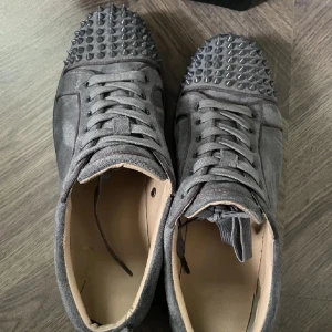 Christian Louboutin  - Christian Louboutin Storlek 43 Bra skick  box skor följes med Pris 3600