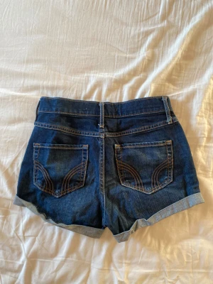 Jeansshorts från hollister - Vintage jeansshorts från hollister, midwaist kort shorts. Lite stor eller sann i storlek och storlek 24 i waist.  Supersnygga