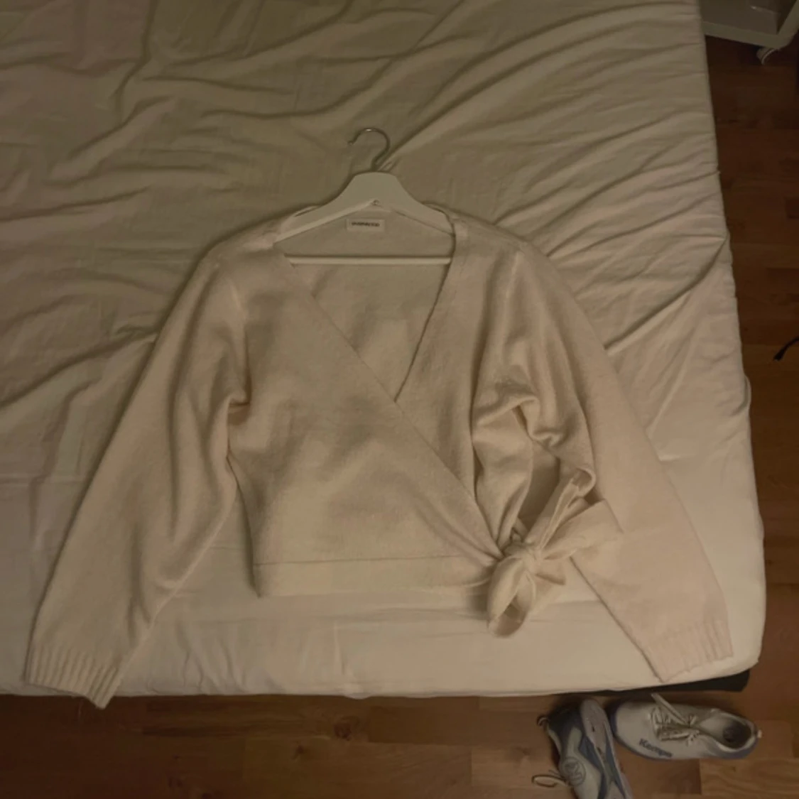 vit knytkofta från even&odd