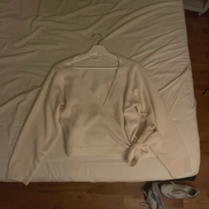 vit knytkofta från even&odd  - i storlek xs och är in princip i ny skick, använd ca 2 ggr. 