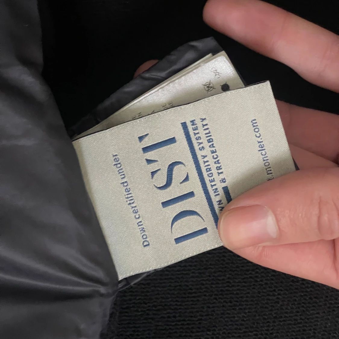 Svart pufferjacka med huva från Moncler - 4