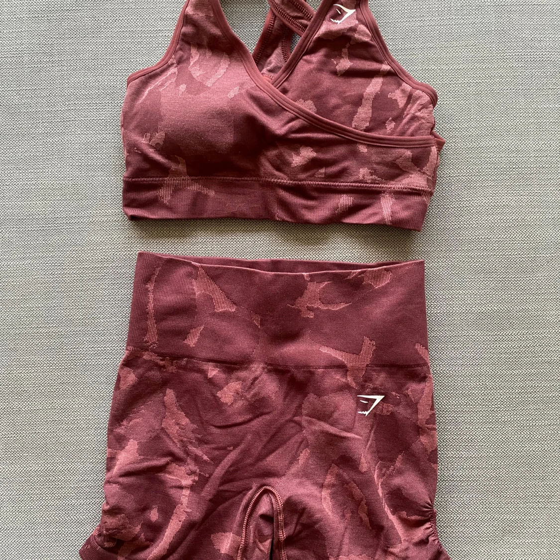 Vinröd sporttopp från Gymshark - 2