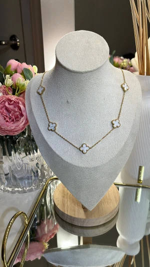 18k guldpläterat klöver halsband - Ett elegant halsband i rostfritt stål, 18k guldpläterat, med fem klöver (13 mm). Passar perfekt till både vardag och fest – och är en fin presentidé