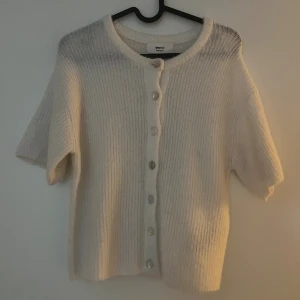 Stickad kofta  - Jätte fin och helt ny med prislapp