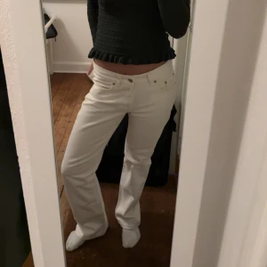 Vita crocker jeans - Snygga vita jeans med bootcut passform och låg midja. Klassisk femficksmodell med raka ben och knapp- samt dragkedjestängning. Perfekta för dig som gillar en clean och fräsch look. Materialet är jeans och de sitter riktigt bra på kroppen. Jag är 166 och de passar mig perfekt i längden. 💕💕