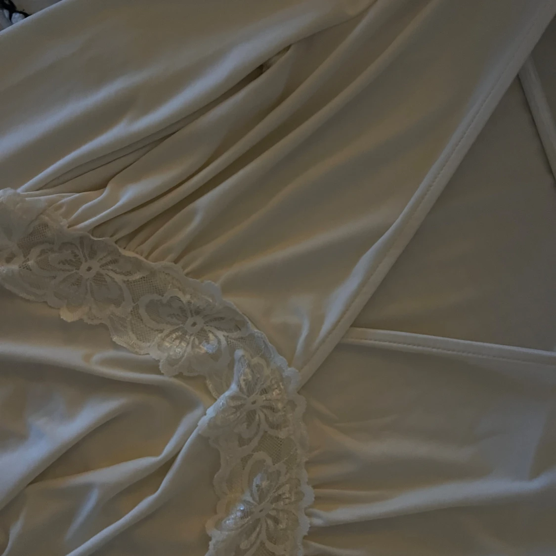 Vit topp med spets från Gina Tricot - 3