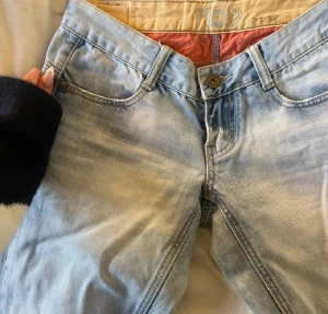 Jätte snygga ljusblåa jeans!🩵 - Säljer då dem tyvärr är försmå för mig. Har sytt om dessa till bootcut själv, dem är väl sydda!😊 Passar mig i längd som är cirka 160 cm och midjemåttet är 36 cm🩵