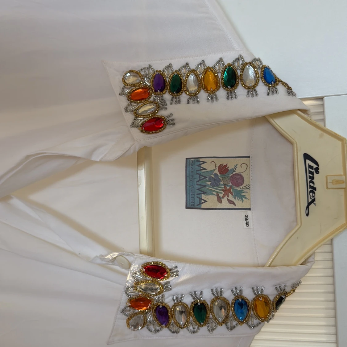 Vit skjorta med pärlor från Mama - 3