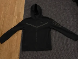 Svart Nike tech fleece  - Den är i bra skick och i storlek M