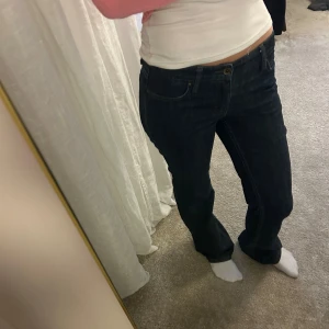 Mörkblå bootcut jeans - Snygga mörkblå jeans med klassisk bootcut passform och låg midja. Perfekta för dig som gillar en tidlös och cool stil.
