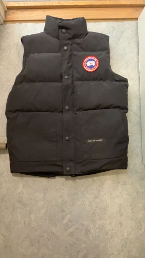  Canada Goose väst  - Säljer nu min canada goose väst då den har blivit för liten för mig det är XS men sitter och passar bra som S den är nästan i ny skick dammig på bilderna finns qr och serie nummer i samt resten av lapparna hör av dig om du vill ha fler bilder eller någon fråga 