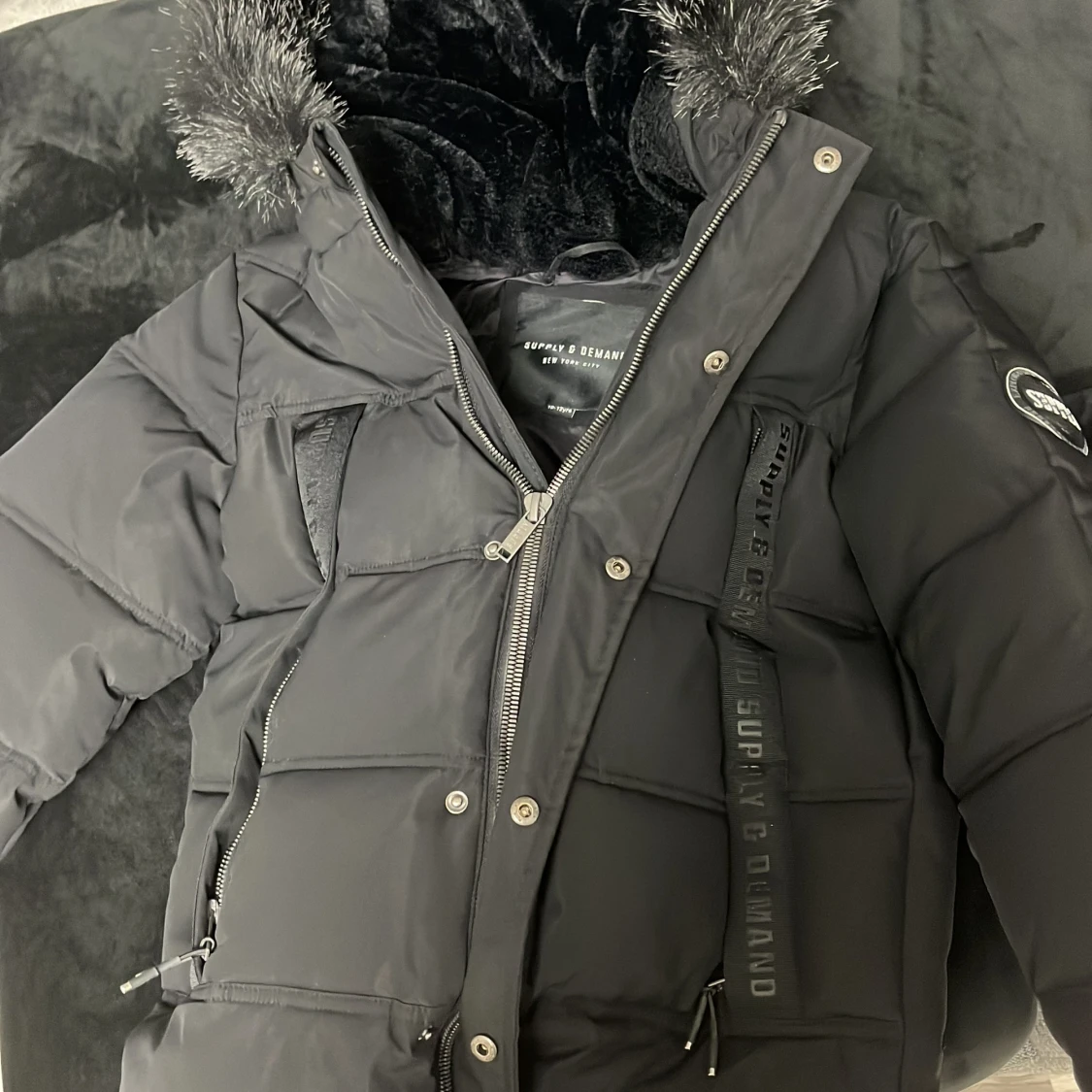 Svart lång pufferjacka Supply & Demand - 4