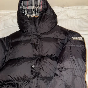 Burberry jacka - Säljer just nu denna oanvända burberry jacka. Den är sjukt fet och perfekt nu inför vintern. Varm och skön och kan även göras om till väst sen när det blir lite varmare. Den är i Xl men passar möjligtvis L. Vid frågor är det bara att skriva!!🔥