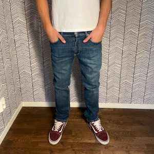 Slim Jeans - Feta jeans från Jack & Jones i nyskick, använt 2-3 gånger och säljer pga att jag inte använder dom längre. Storlek: 29/32 Skriv vid frågor✌🏼