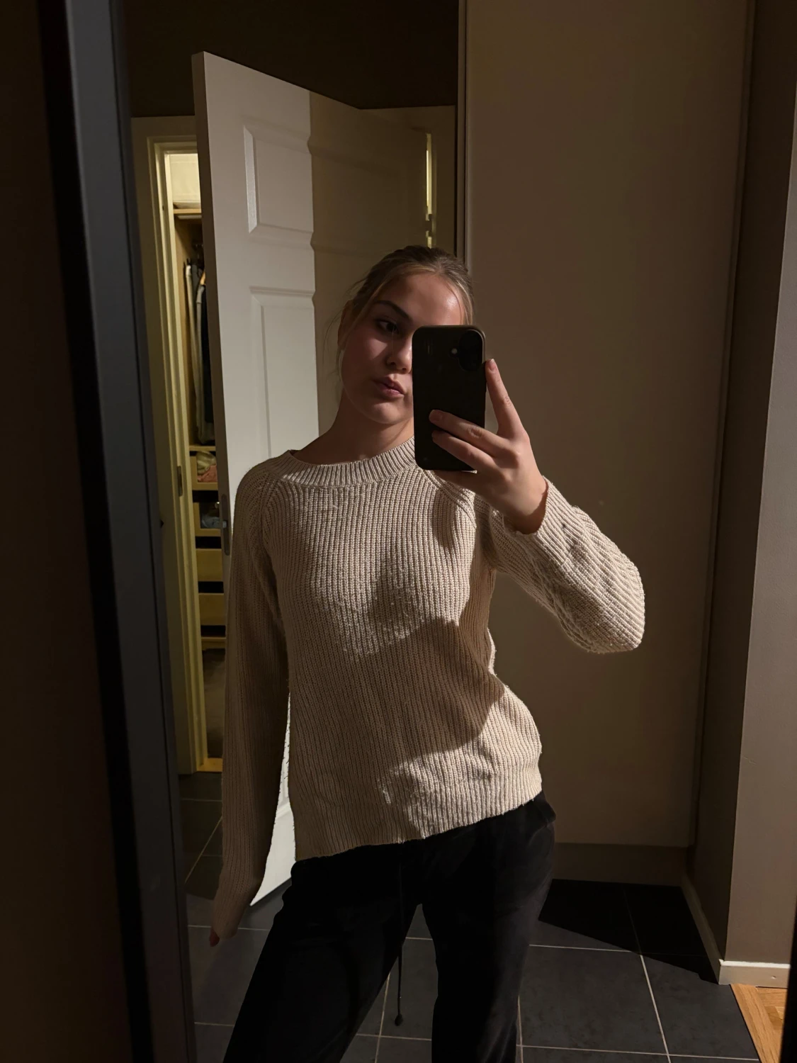 Beige stickad tröja med rund hals - 1