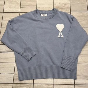 Ami Paris stickad tröja ljusblå - En otroligt bekväm och snygg tröja från ami Paris i färgen ljusblå. Storlek S. Autentisk. Nyskick 10/10 bara använt ett par fåtal gånger. 😀