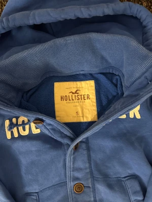 Hollister cardigan (sällsynt) - Säljer nu denna sjukt eftertraktade hoodie från hollister. Skick 8/10, sjukt snygg och passar perfekt nu till hösten. Obs kan gå ner i pris vid snabb affär!