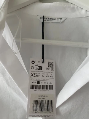 Vit skjorta från Stradivarius XS - Klassisk vit skräddarsydd skjorta från Stradivarius i storlek XS.