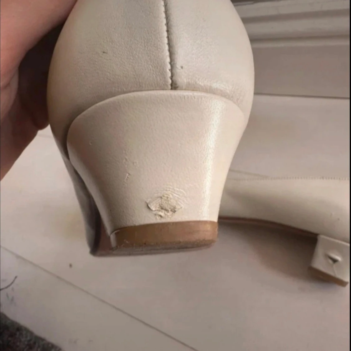 Vita klackskor med gulddetalj - 4