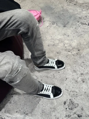Christian Louboutin unik modell  - Säljer ett par riktigt feta svarta och vita Loubs med ett väldigt rabatterat pris. Exklusiv modell på skorna och de produceras inte längre. 10/10 skick💯🍾