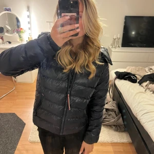 Höst jacka - Jätte skön till hösten! Fint skick💕Jackan har en defekt som syns på sista bilden men man märker inte av den!