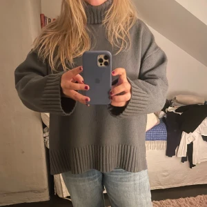 Trendig stickad polotröja  - Mycket populär grå stickad polotröja från HM i storlek M! På sista bilden syns ett litet hål som är igensytt men det är inget som läggs märke till. Skriv om du har fler frågor!!💗💗