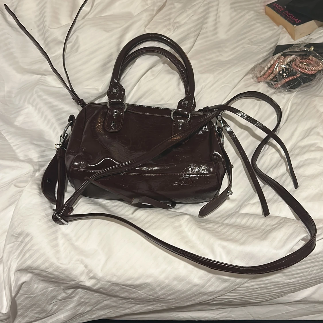 Vinröd handväska med nitar - 2