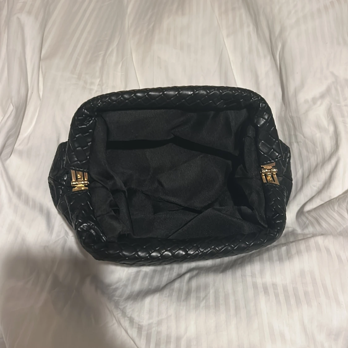 Svart flätad kuvertväska i skinn - 1