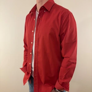 Röd Morris skjorta - Här säljer vi en snygg skjorta från Morris som passar till alla tillställningar! Skjortan är i utmärkt skick och perfekt inför julen! Du ska kunna uttrycka stil utan att det kostar för mycket!🕺🍾💼🤩  Storlek👔: M Nypris💰:  ca 1300 kr