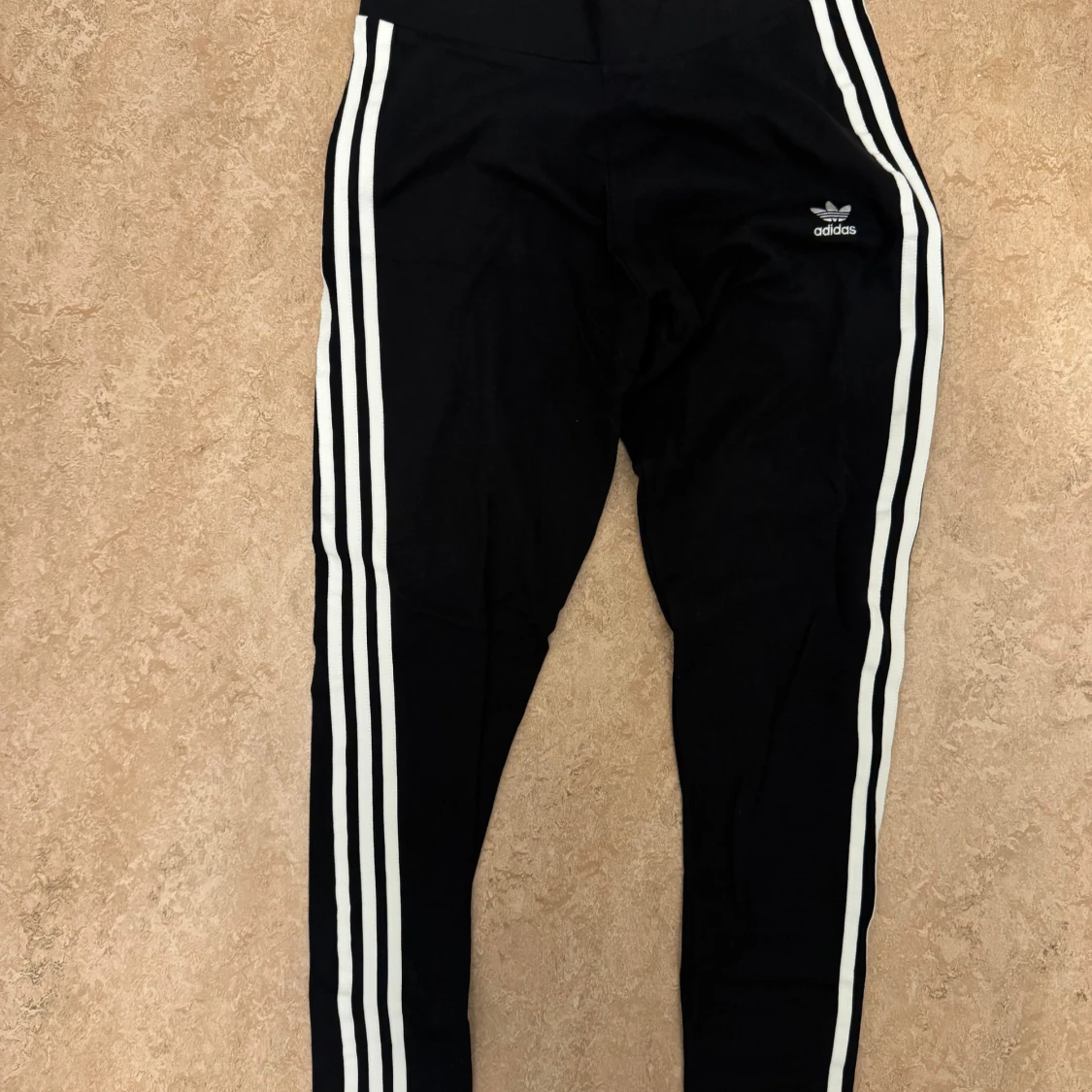 Svart Adidas t-shirt med vita ränder - 3