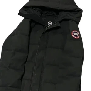 Svart dunjacka från Canada Goose L - Svart dunjacka från Canada Goose med huva och klassisk logga på ärmen. Jackan är quiltad och har dragkedja framtill. Perfekt för kalla vinterdagar och riktigt snygg streetstil. Skankod finns 