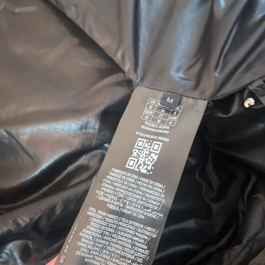 Svart pufferjacka från Guess, M - 3