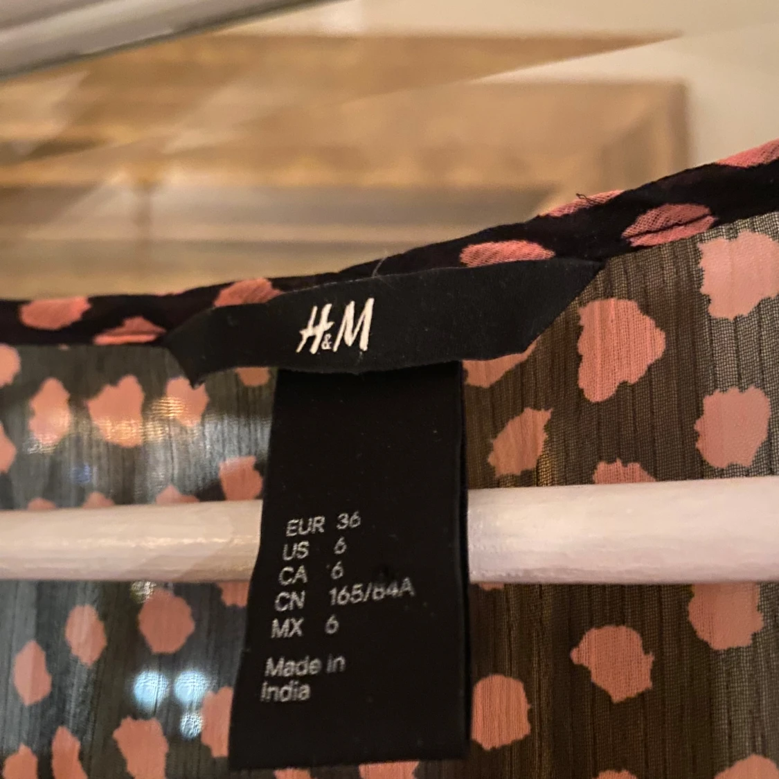 Svart och rosa prickig blus från H&M - 1